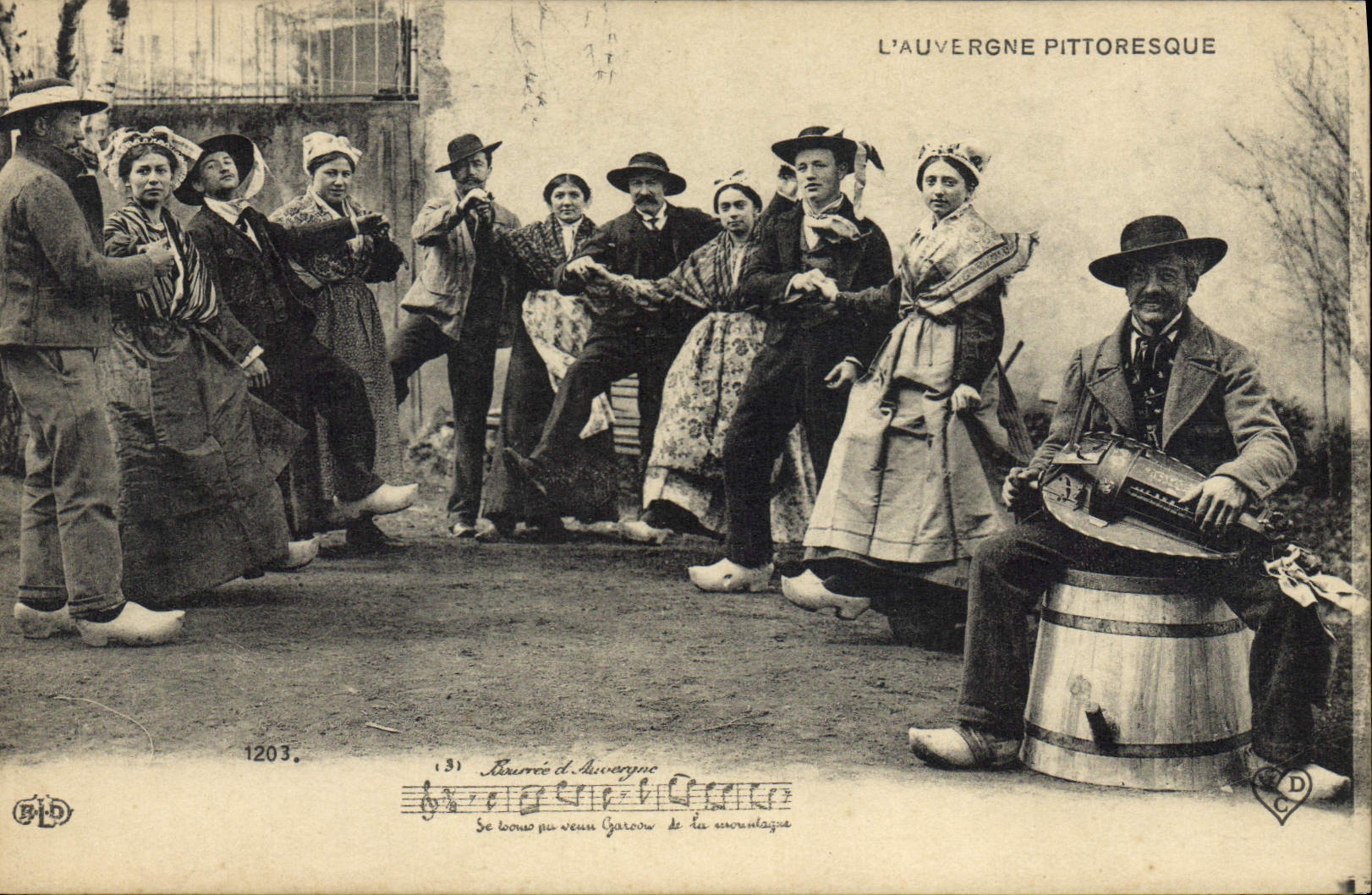 CPA Folklore Auvergne La Bourree 