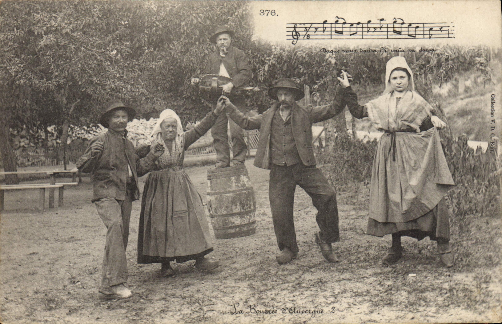 CPA Folklore Auvergne La Bourree 