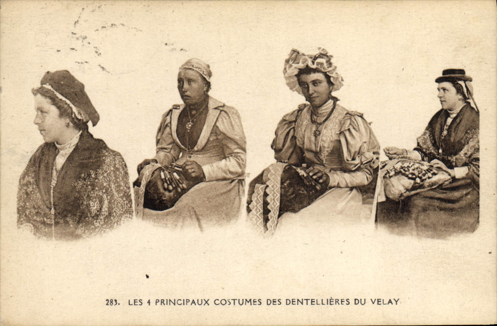 CPA Folklore Les 4 principaux costumes des dentellieres du Velay 