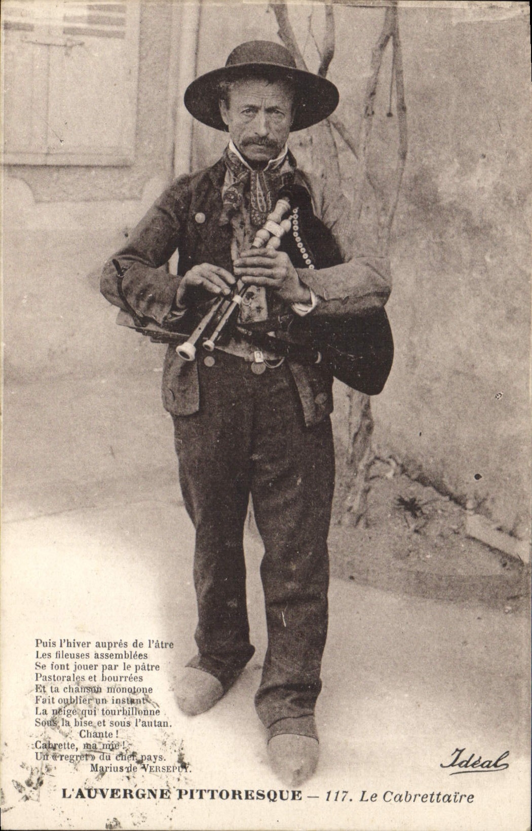 CPA Folklore Auvergne Le cabrettaire 