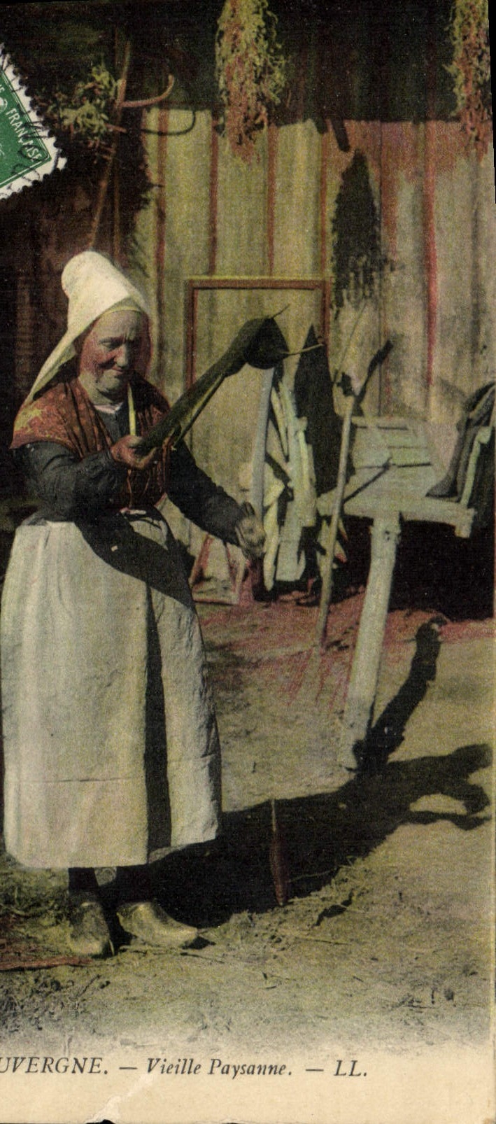 CPA Folklore Auvergne Vieille paysanne 