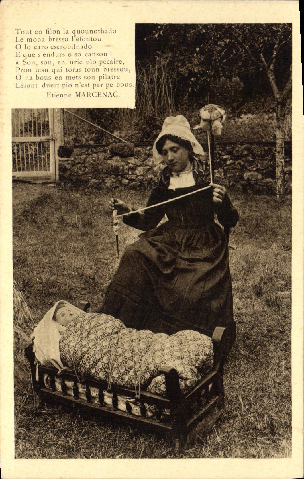 CPA Folklore Auvergne Le berceau Fileuse 