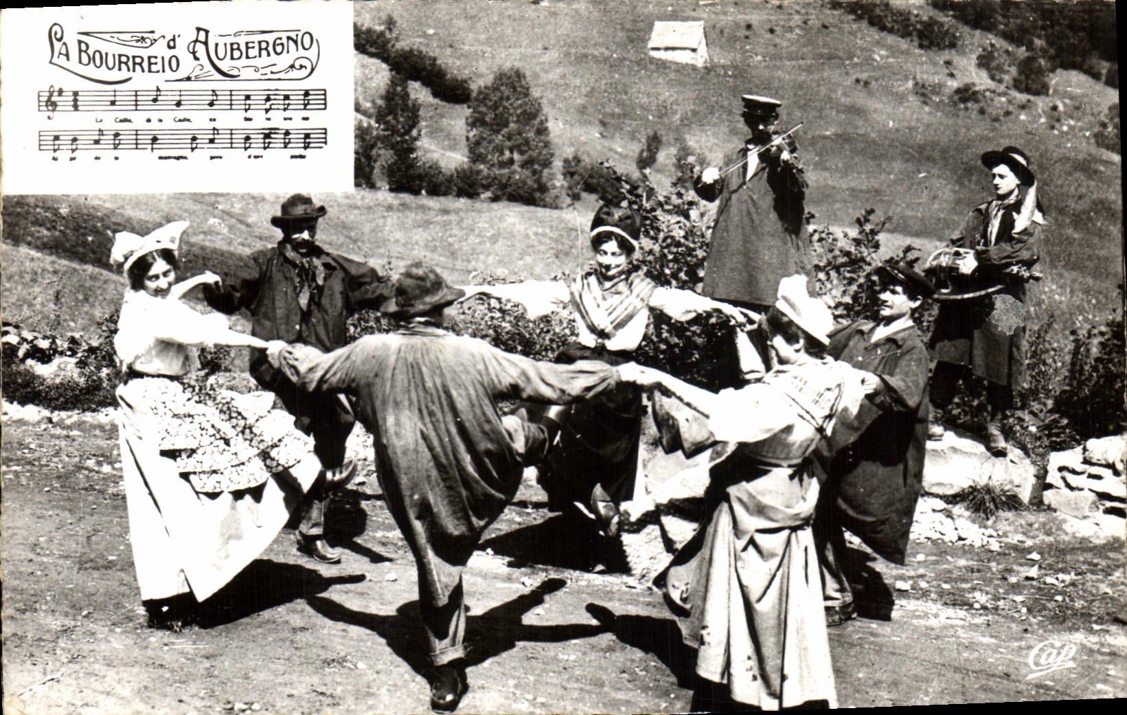 CPM Folklore Auvergne La Bourree 