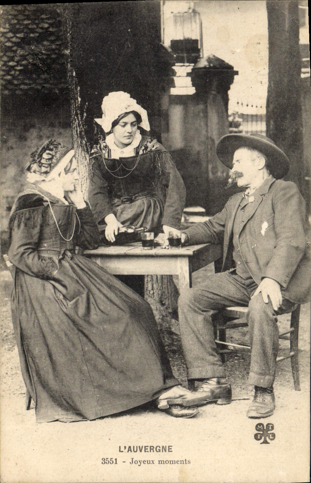 CPA Folklore Auvergne Joyeux moments 