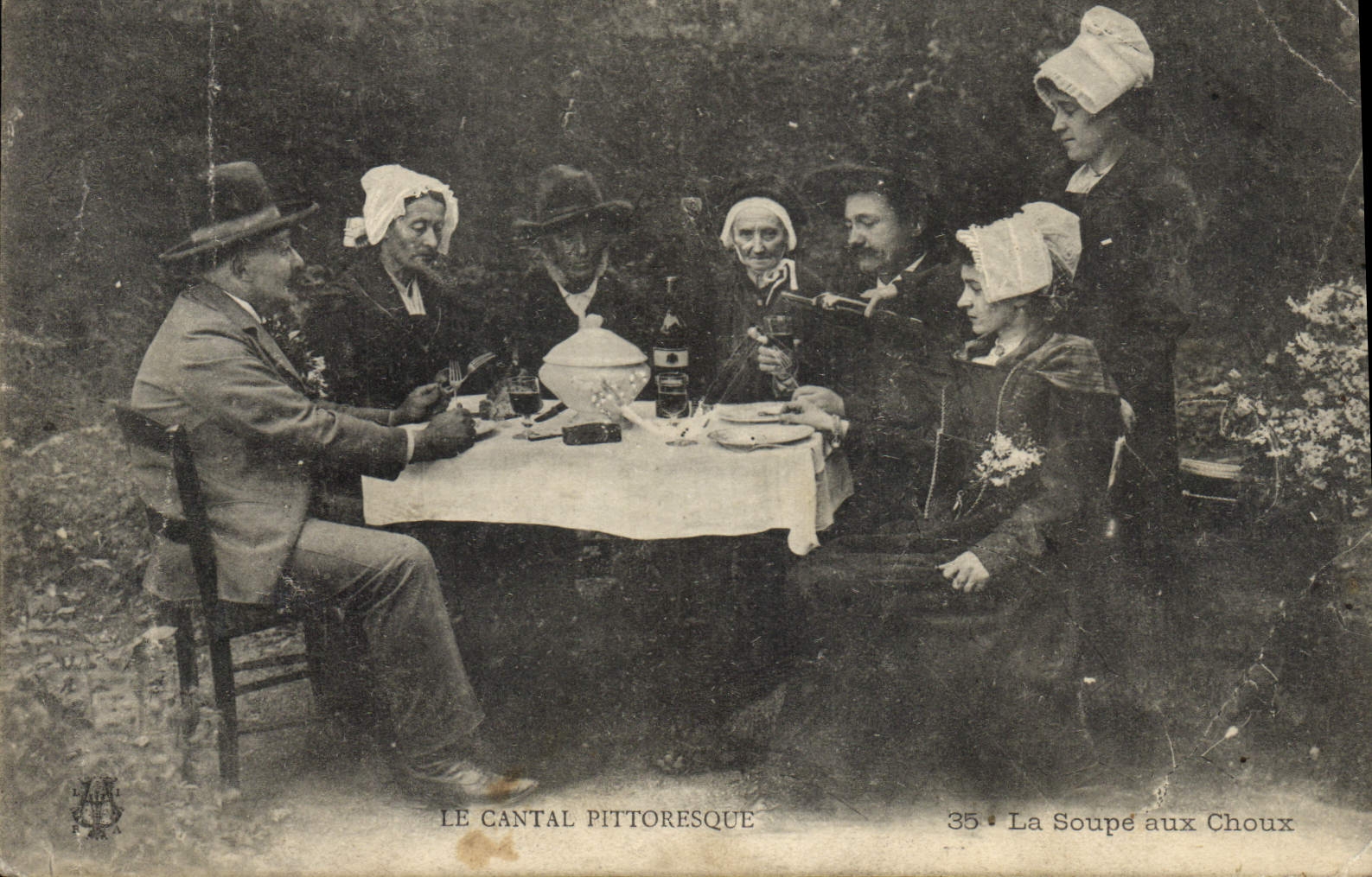 CPA Folklore Cantal La soupe aux choux 