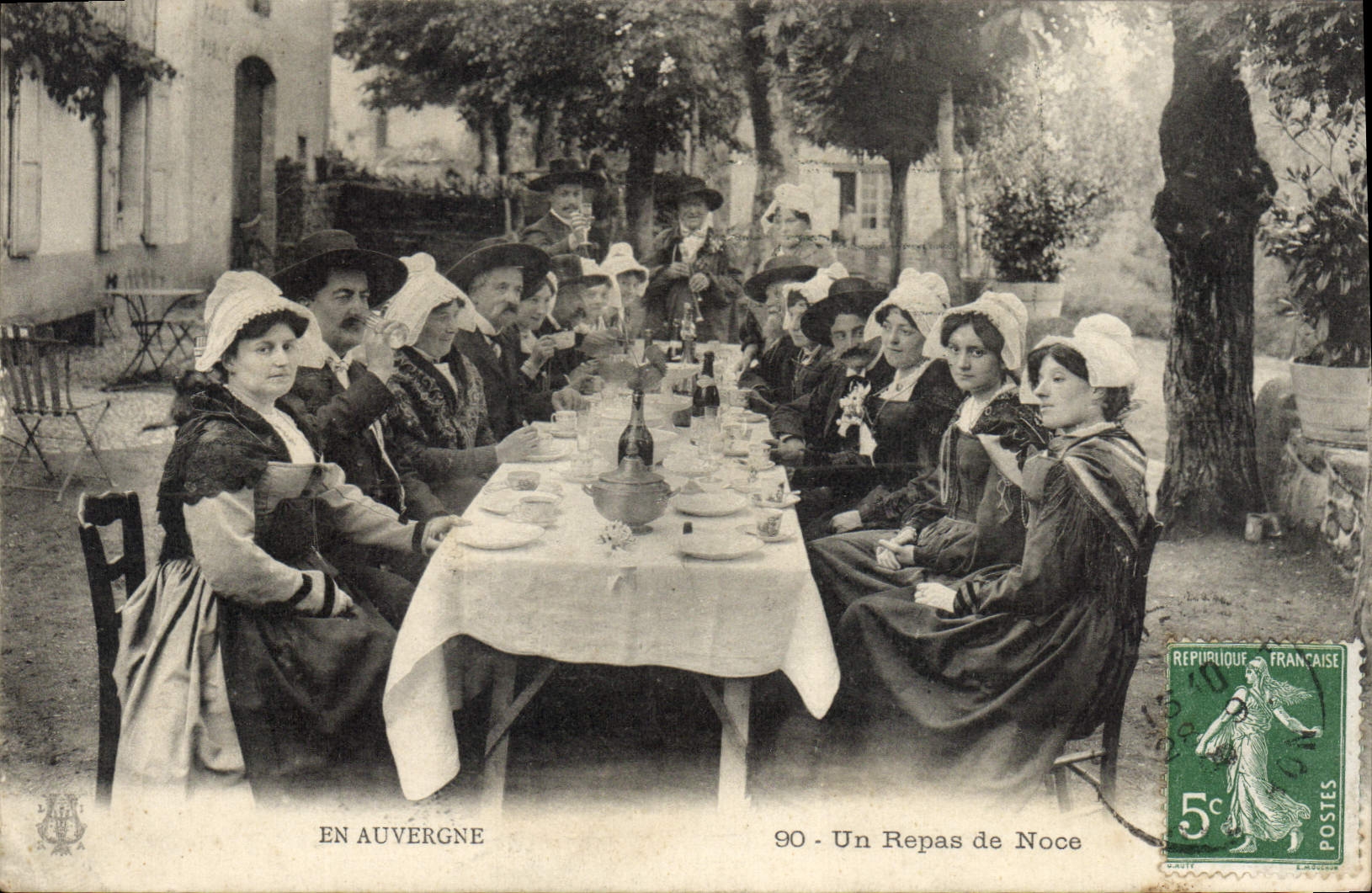 CPA Folklore Auvergne Un repas de noce Mariage