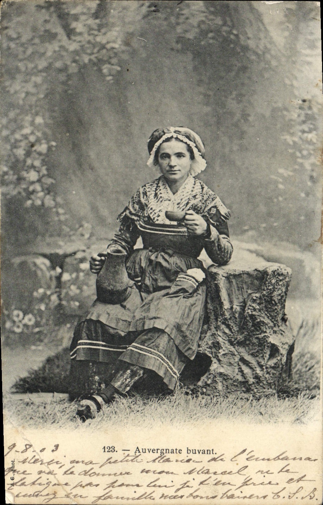 CPA Folklore Auvergne Auvergnate buvant 