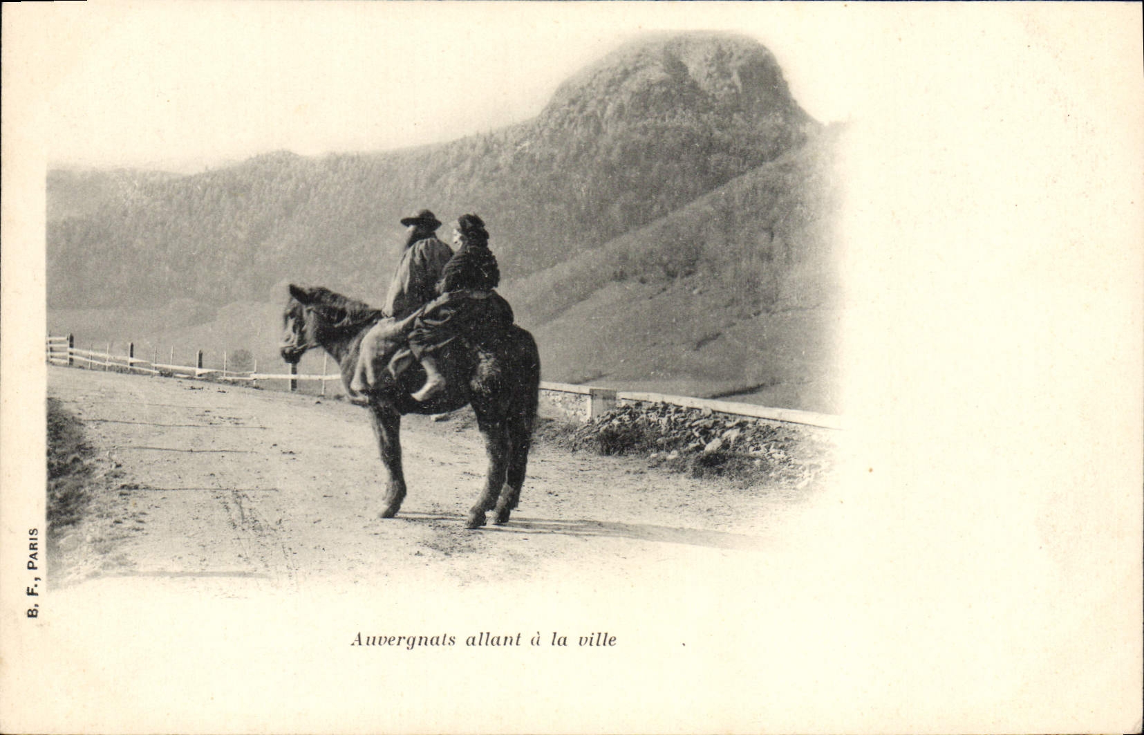 CPA Folklore Auvergne Auvergnats allant a la ville Cheval