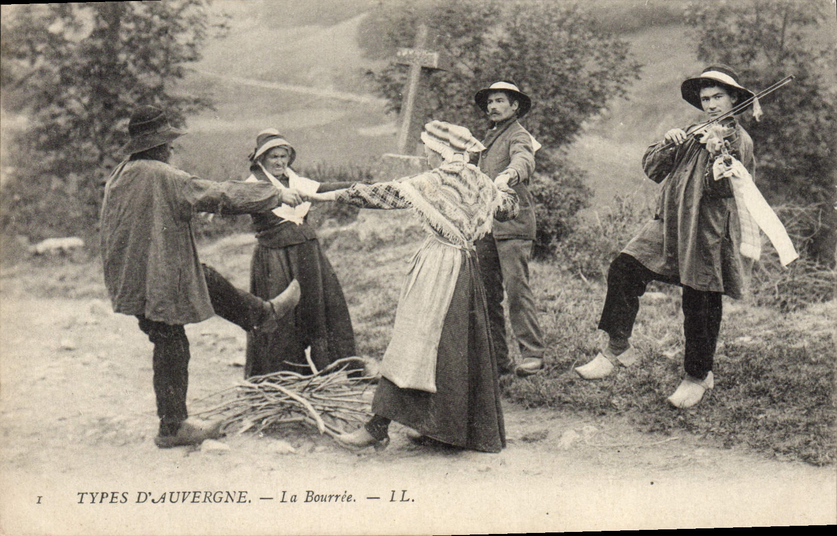 CPA Folklore Auvergne La Bourree 