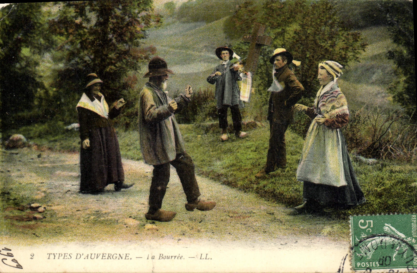 CPA Folklore Auvergne La Bourree 