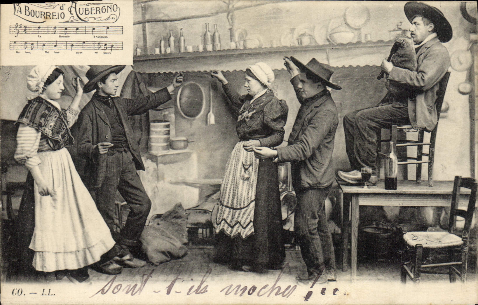 CPA Folklore Auvergne La Bourree 