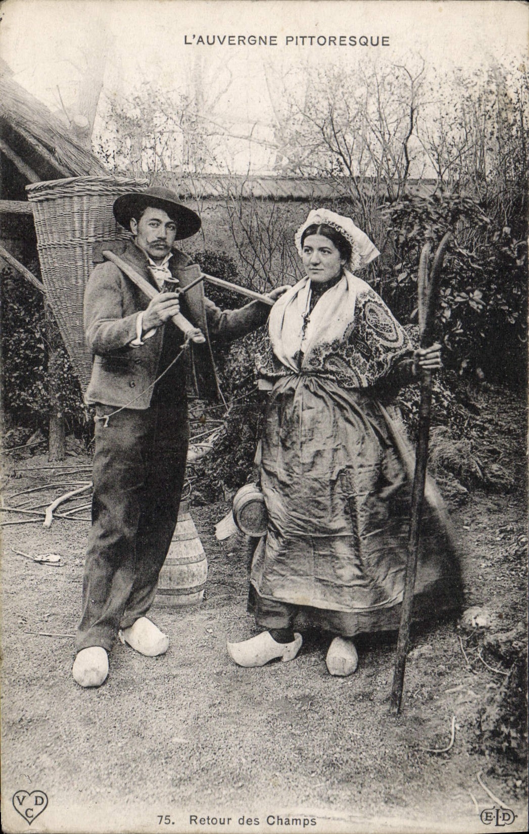 CPA Folklore Auvergne Retour des champs 