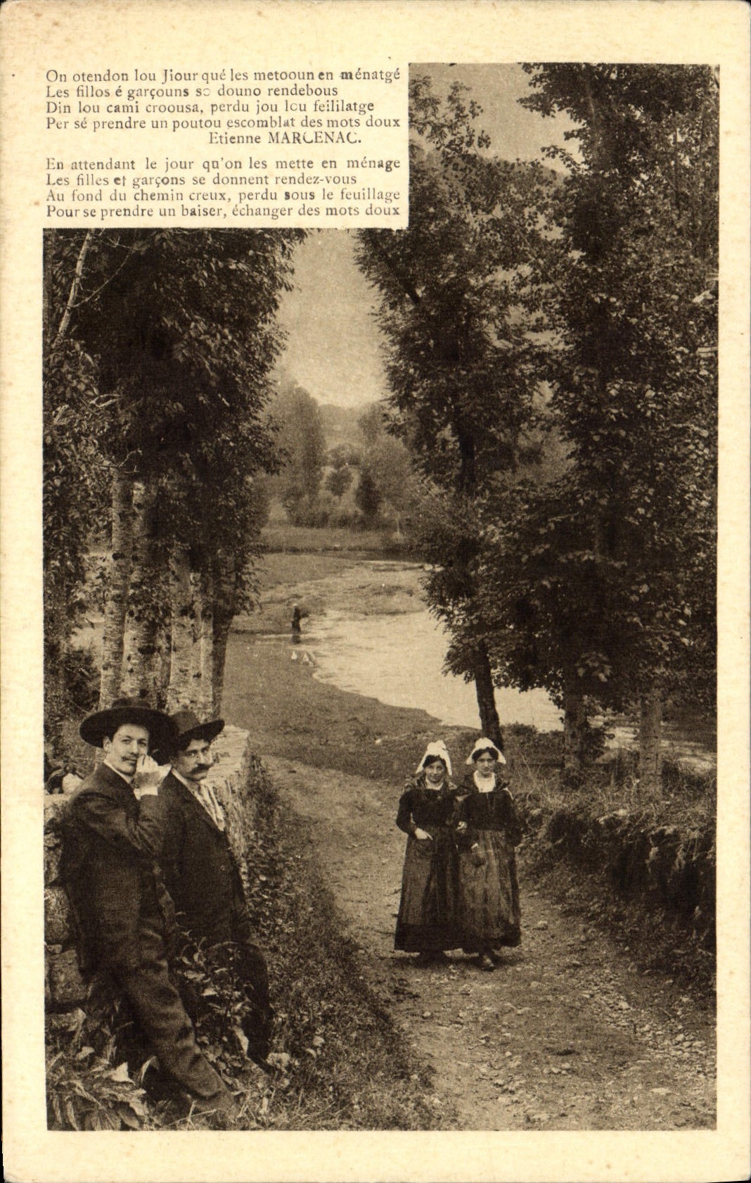 CPA Folklore Auvergne Dans le chemin creux L'attente