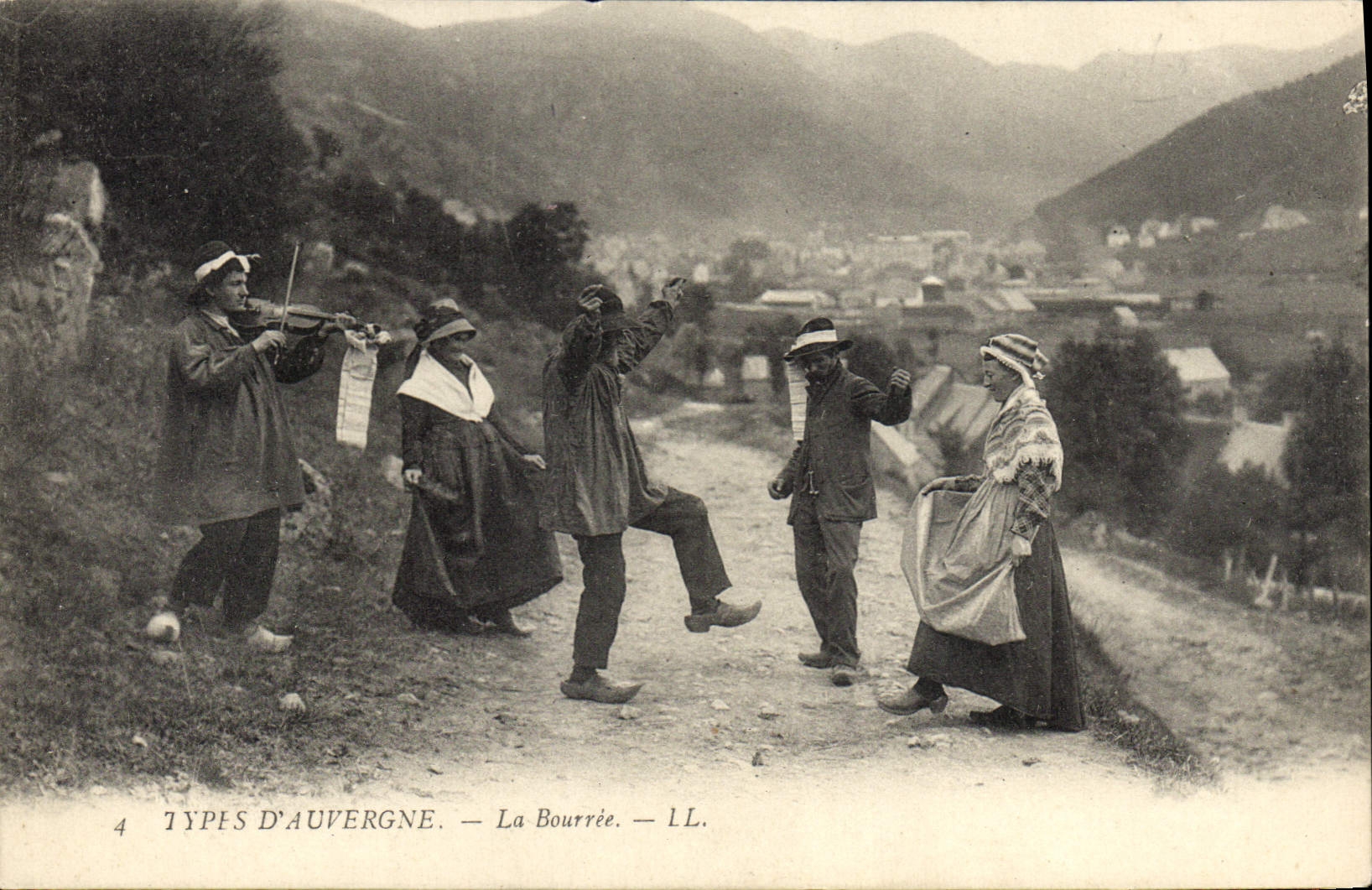 CPA Folklore Auvergne La Bourree 