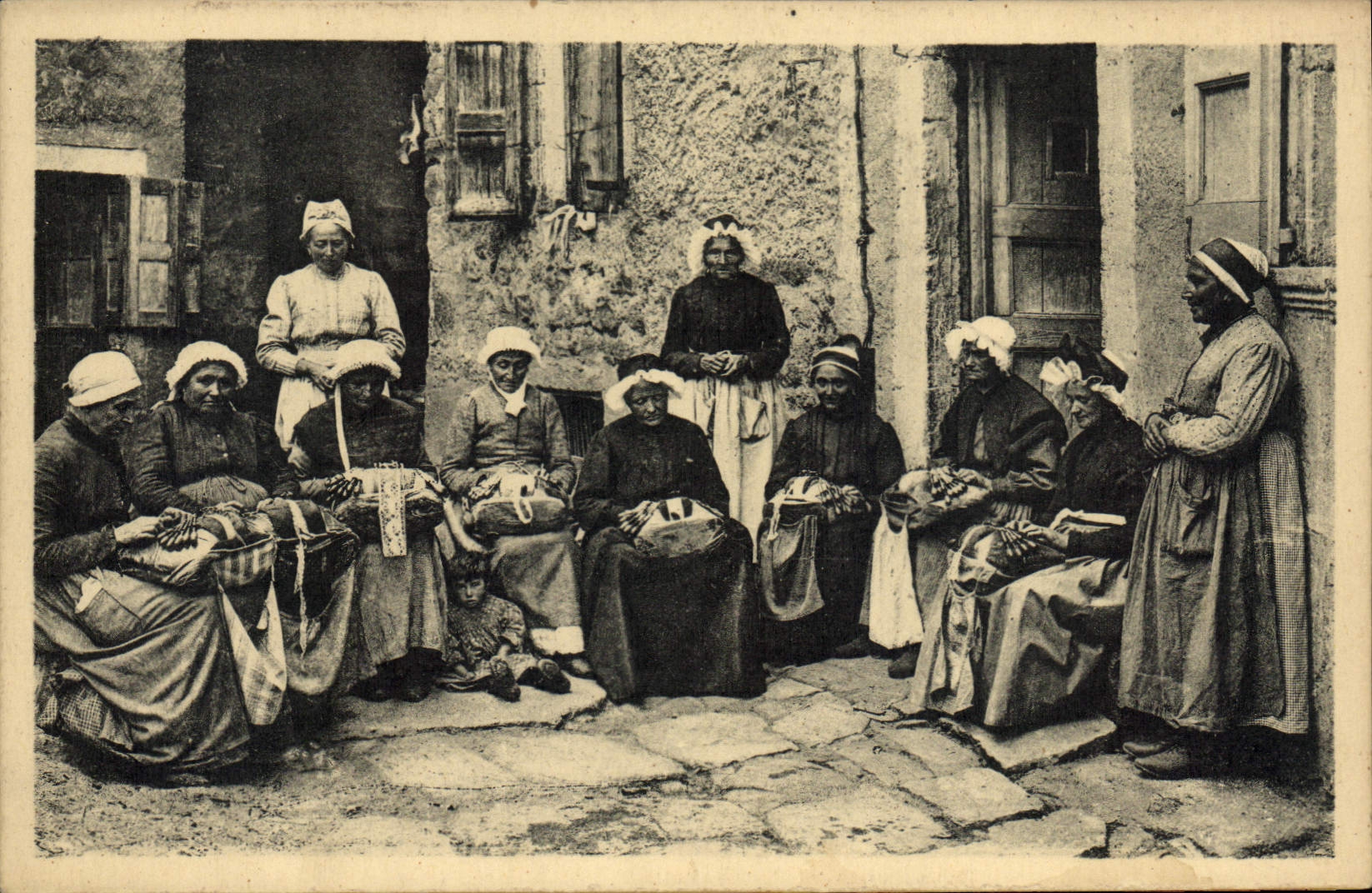 CPA Folklore Auvergne Le Puy Groupe de dentellieres des environs du Puy 