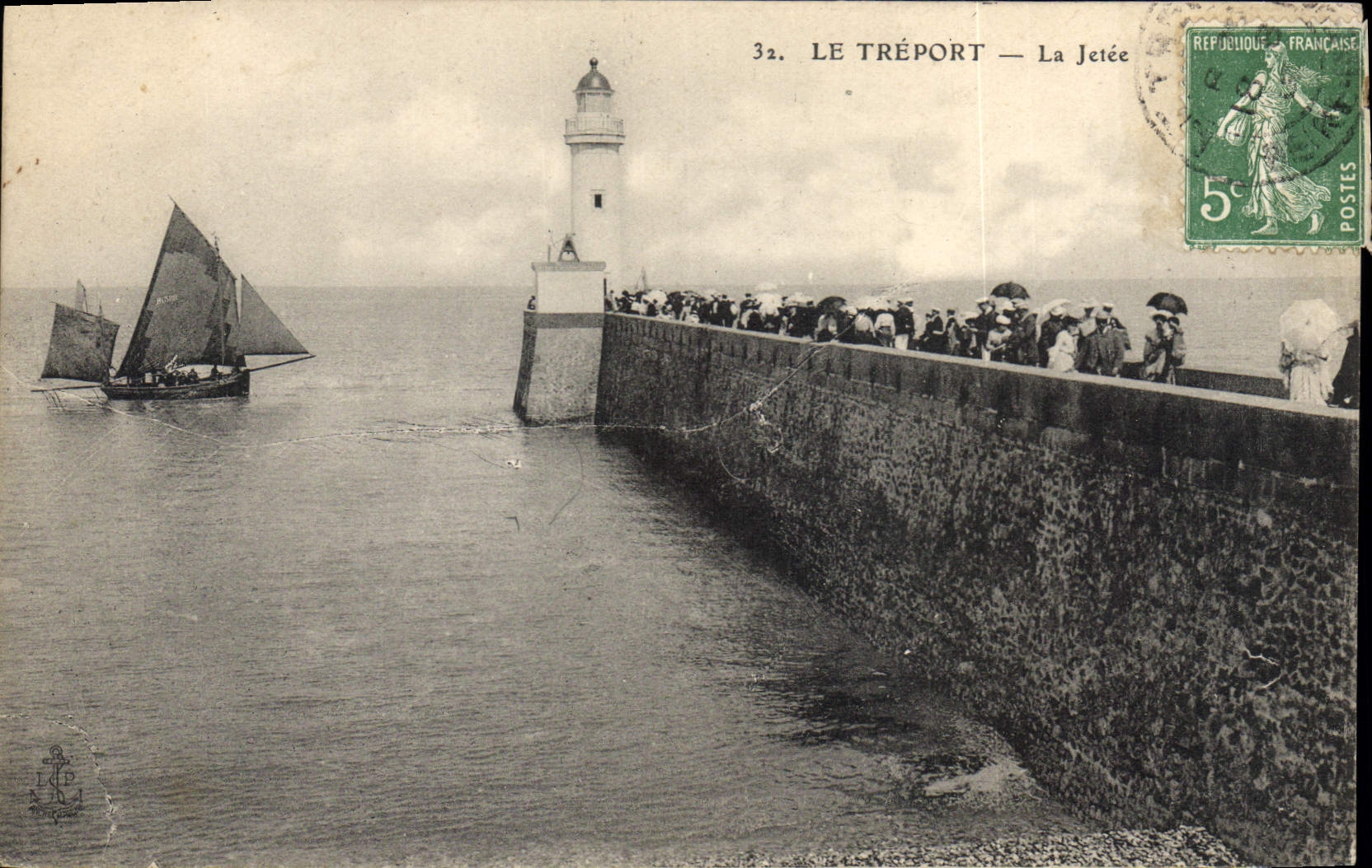 CPA Phare Le Treport La jetee Bateau