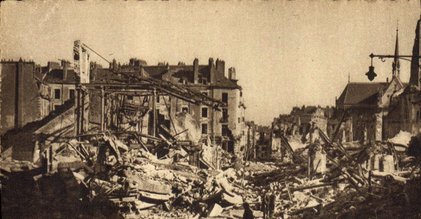 CPM Militaria Nantes apres les bombardements La rue du Calvaire vers la Place du bon Pasteur
