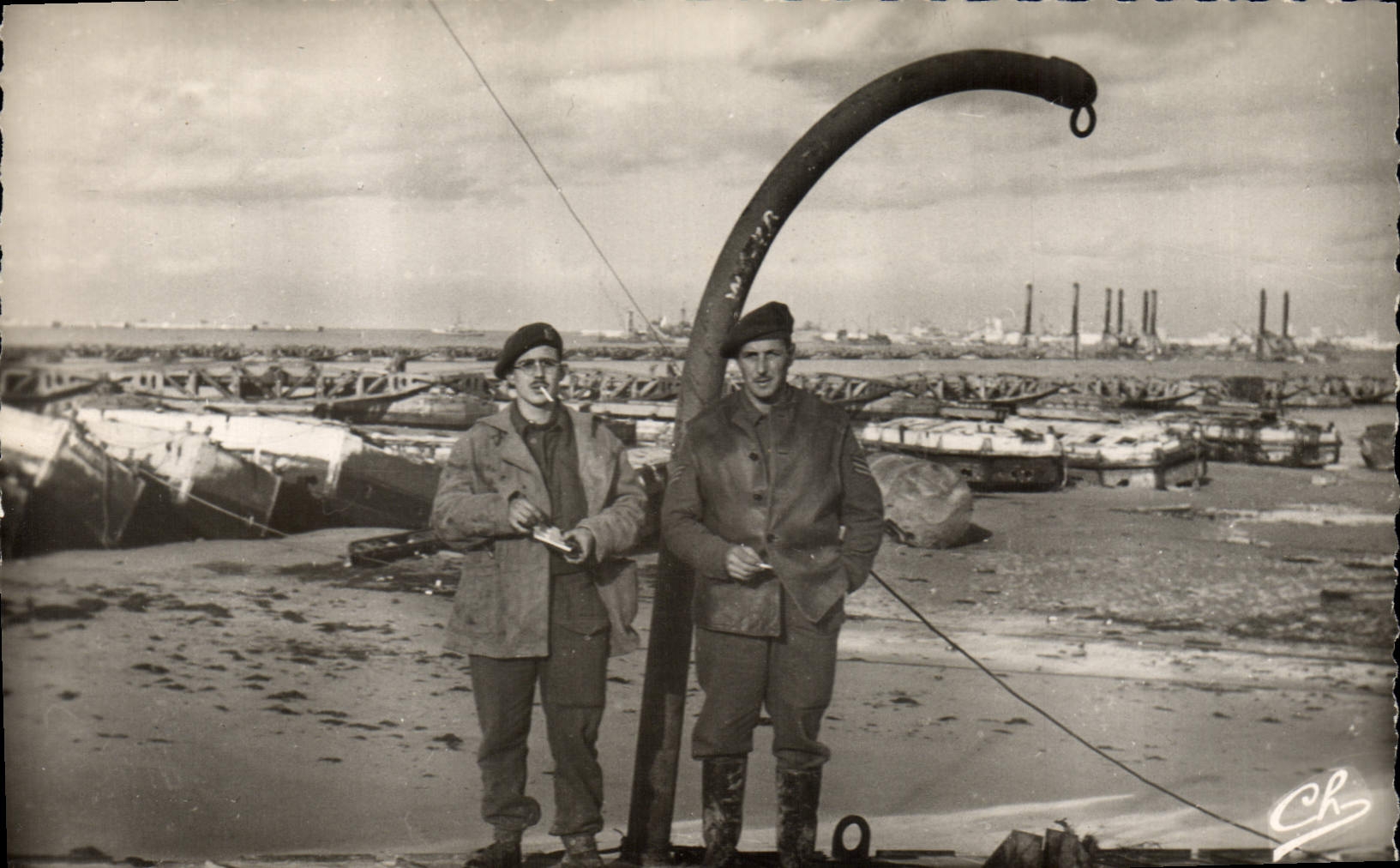 CPM Militaria Normandie Arromanches les Bains 1944 Port Winston Churchill Vue sur le porte de debarquement
