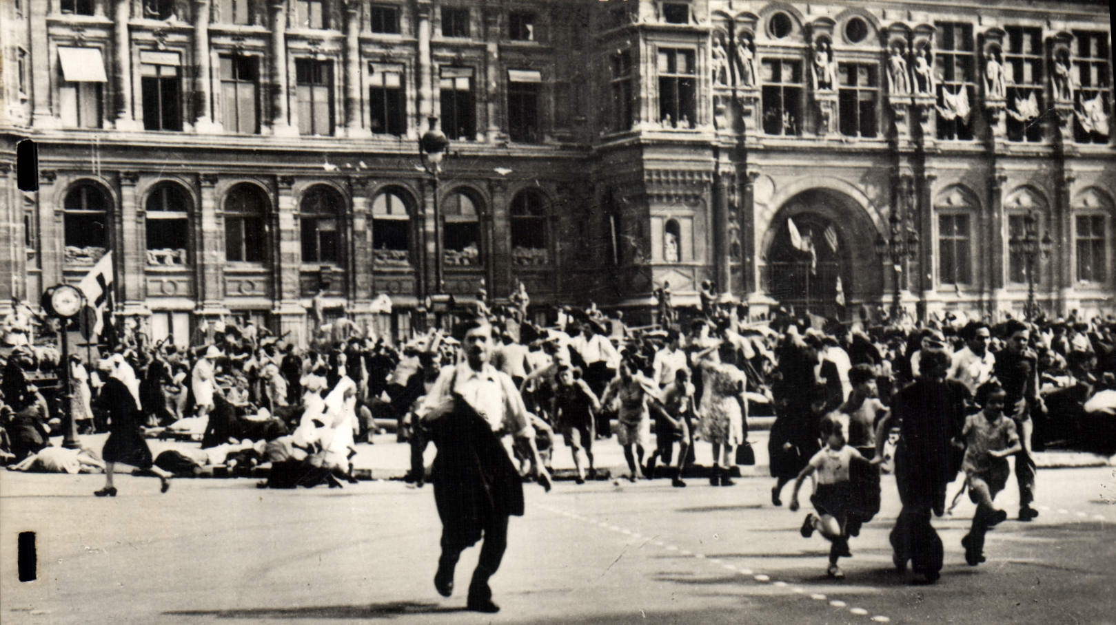 Modern Postcards Militaria August 26th Of the traitors loosely shoot at Place crowd Town hall Paris