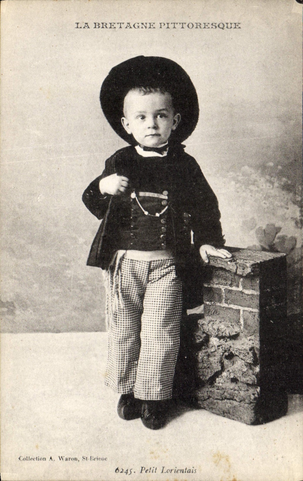 CPA Folklore Bretagne Petit Lorientais