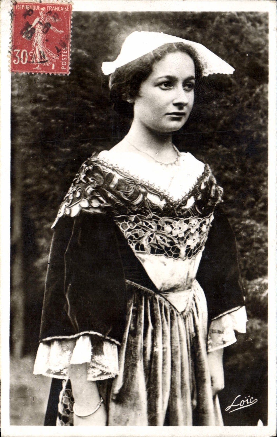 Vintage Postcard Folklore Young girl of co. Anne d' Auray