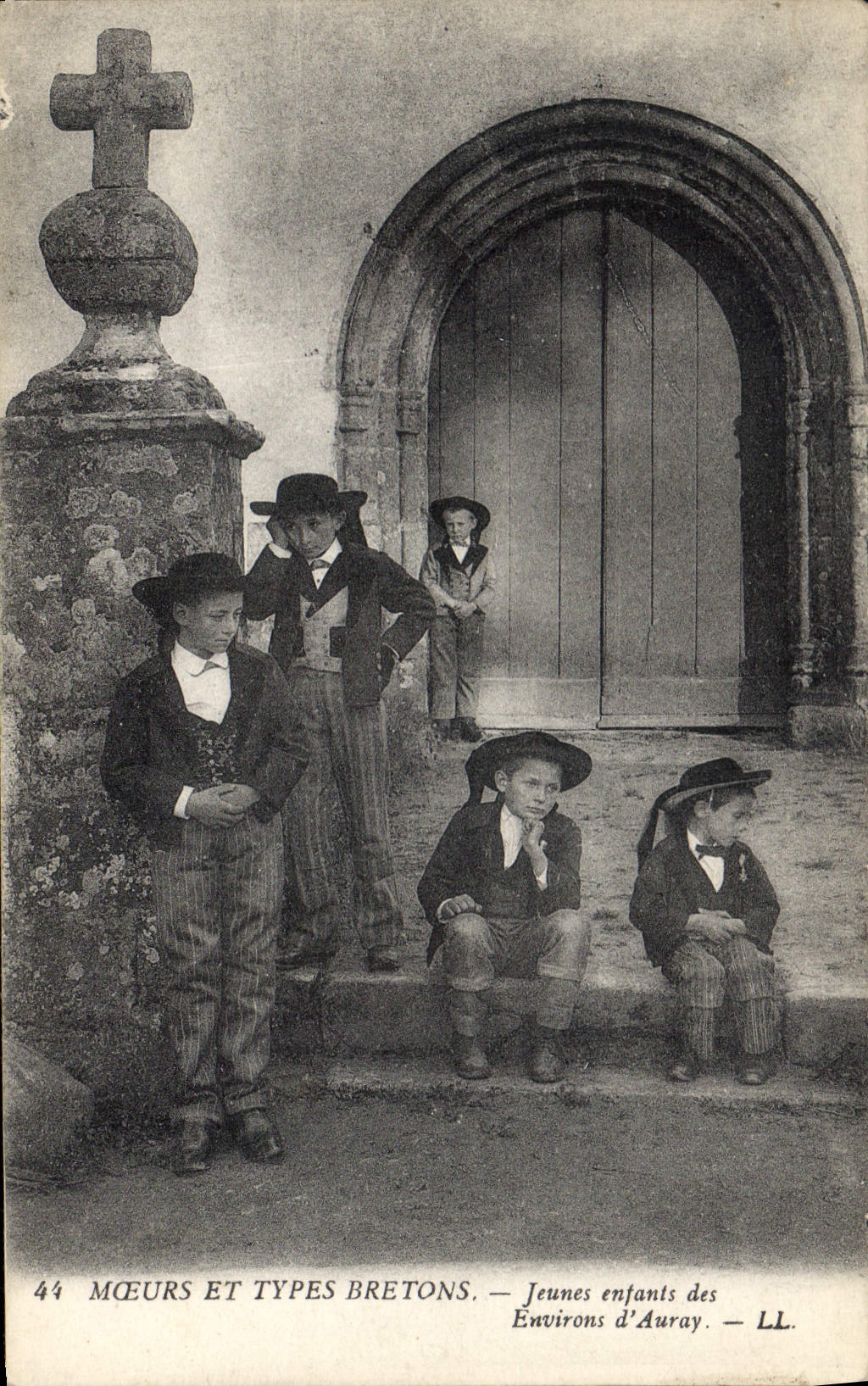 CPA Folklore Jeunes enfants des environs d'Auray