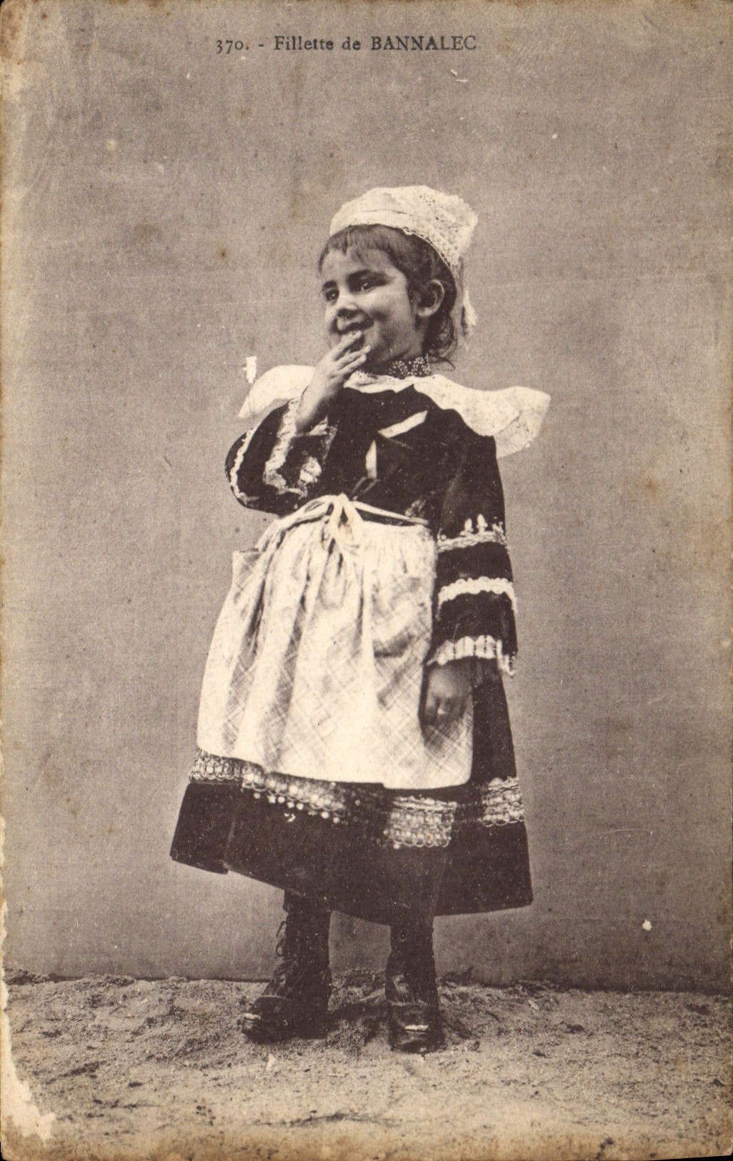 CPA Folklore Fillette de Bannalec Enfant