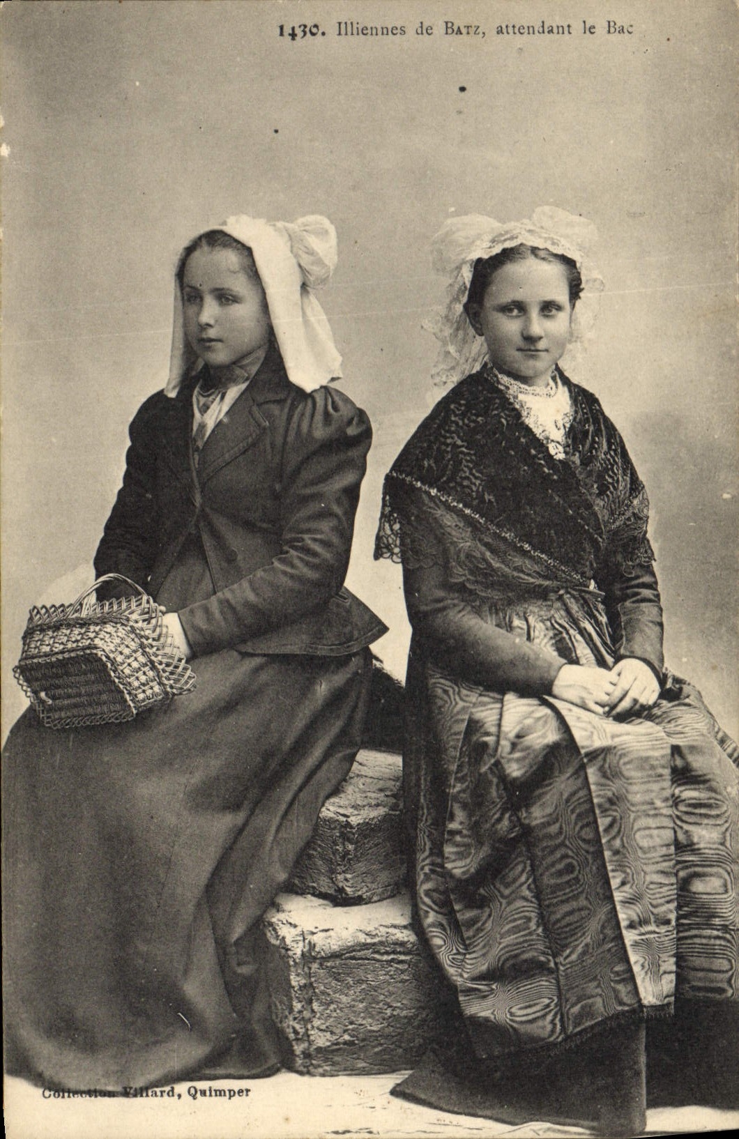 CPA Folklore Illiennes de Batz attendant le Bac