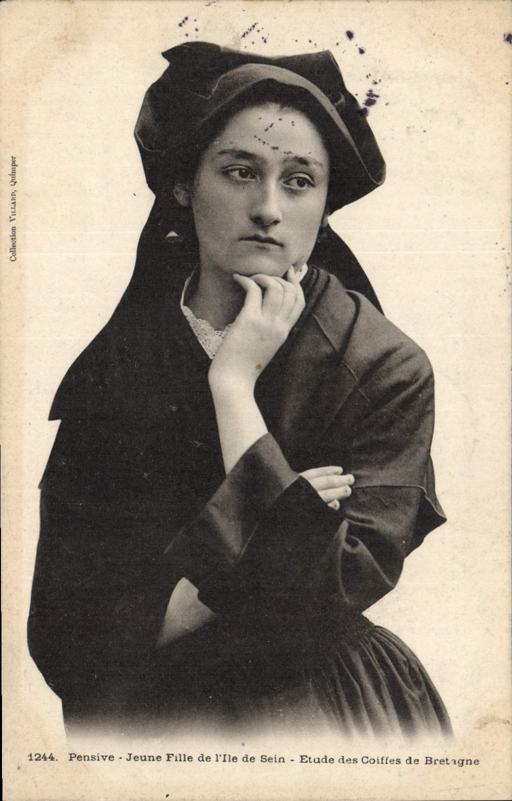CPA Folklore Pensive Jeune fille de l'Ile de Sein 