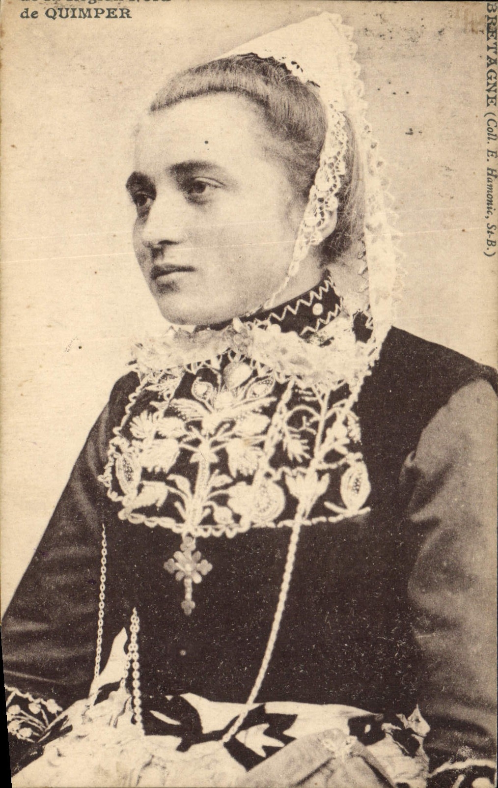 CPA Folklore Jeune fille de Quimper