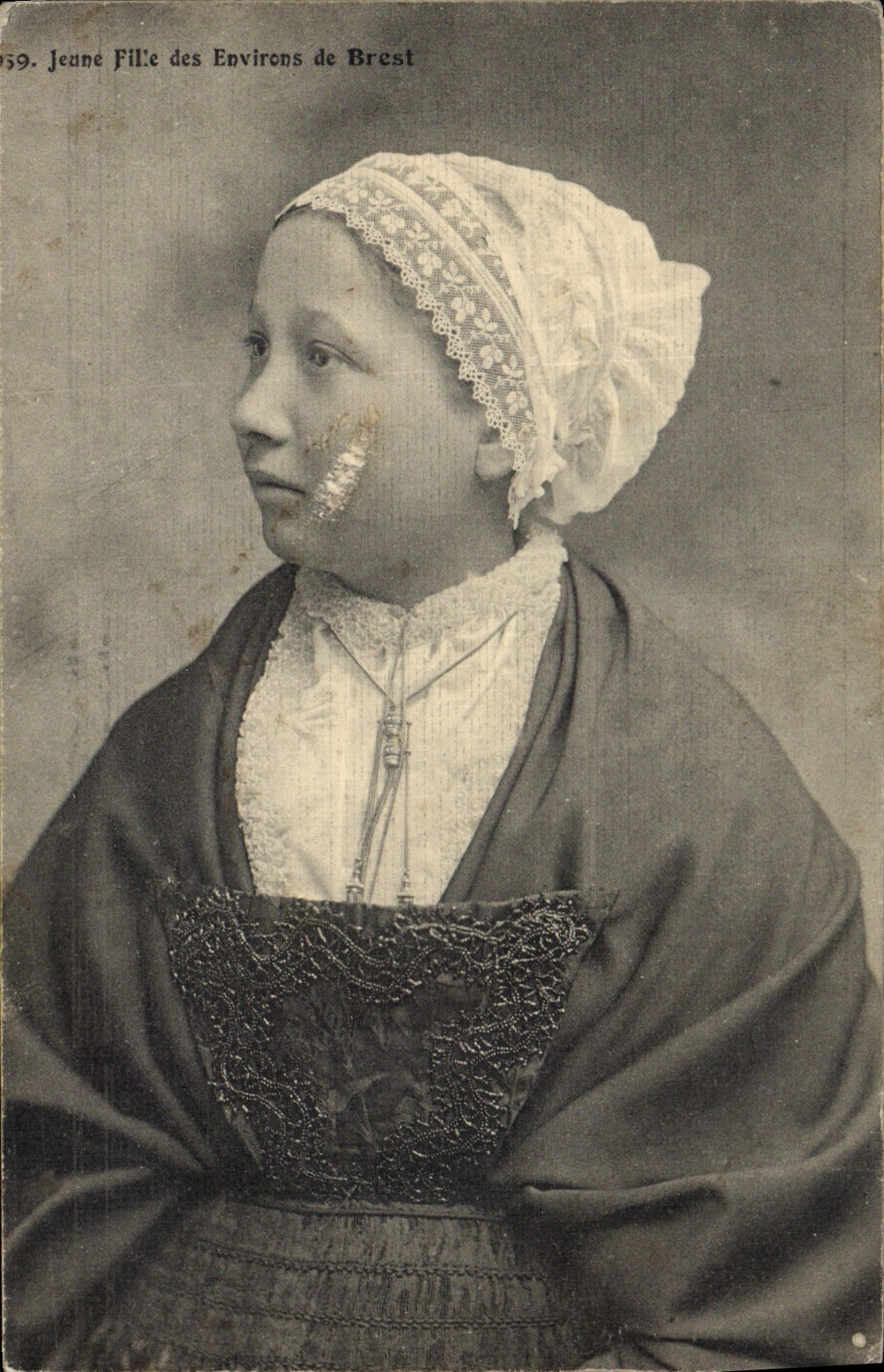 CPA Folklore Jeune fille des environs de Brest