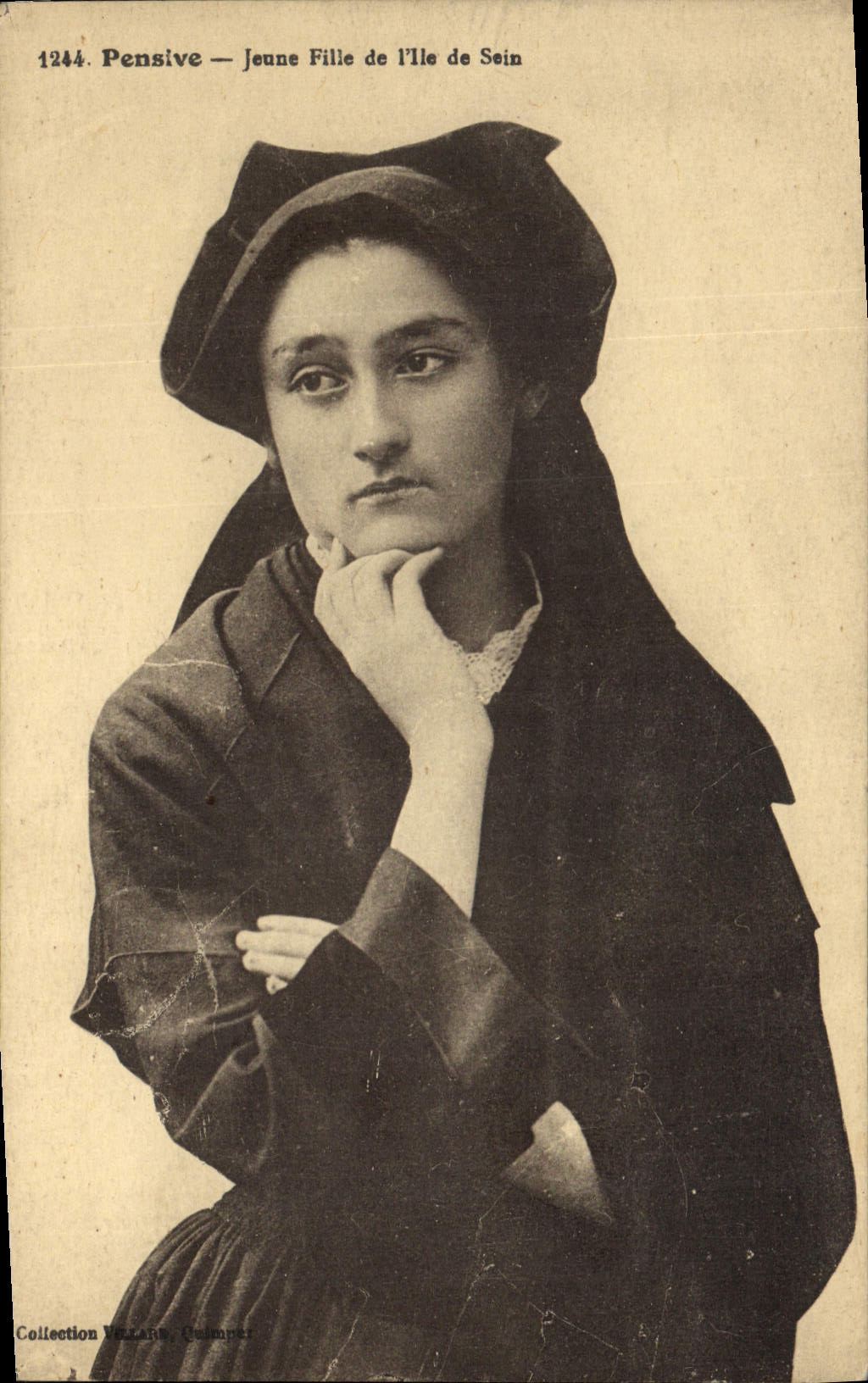 CPA Folklore Pensive Jeune fille de l'Ile de Sein