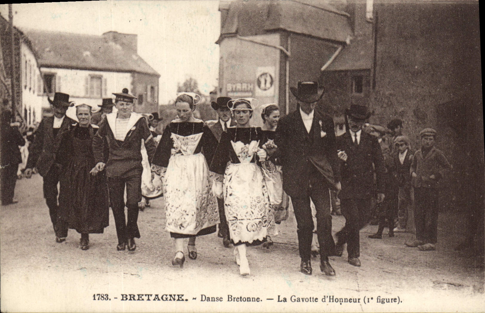CPA Folklore Danse bretonne La Gavotte d'honneur 