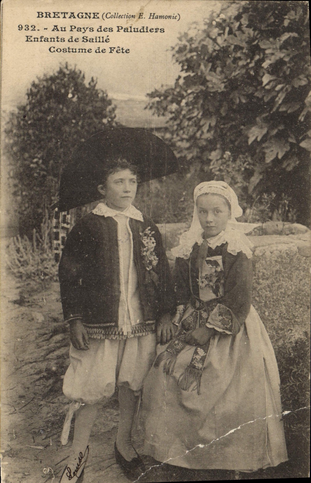 CPA Folklore Au pays des Paludiers Enfants de Saille Costume de fete