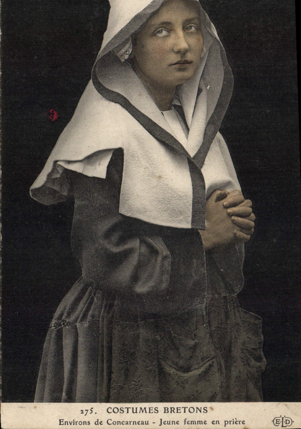 CPA Folklore Costumes bretons Environs de Concarneau Jeune femme en priere
