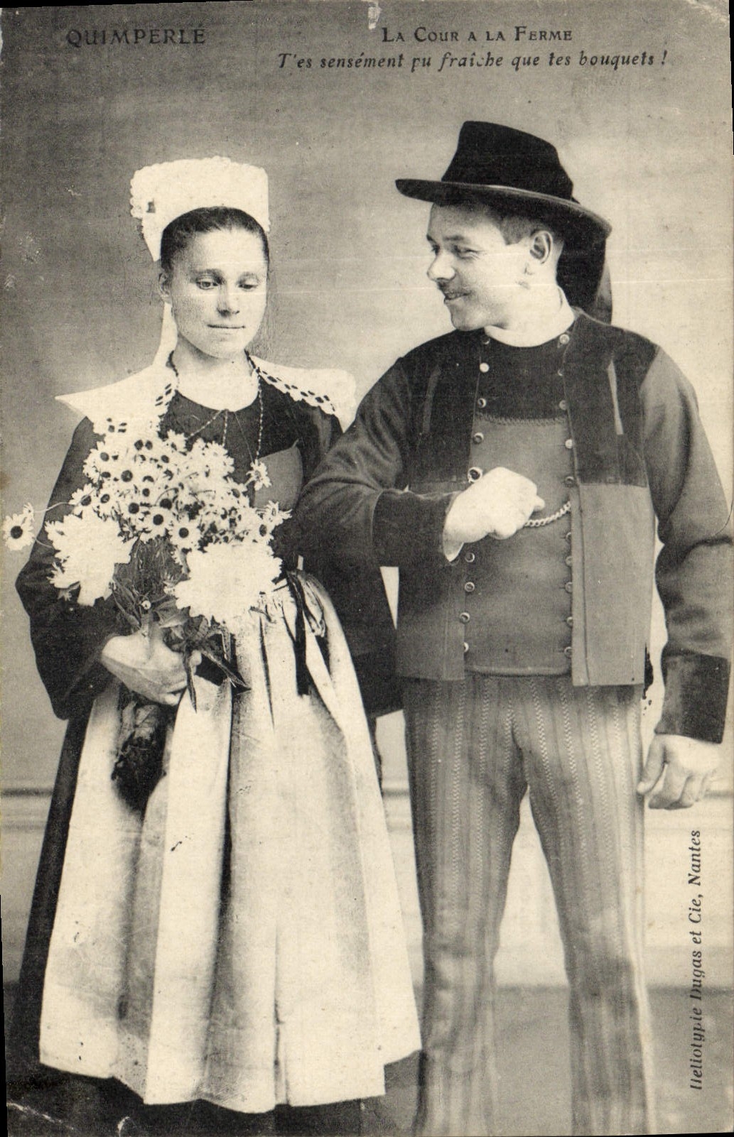 CPA Folklore Quimperle La cour a la ferme