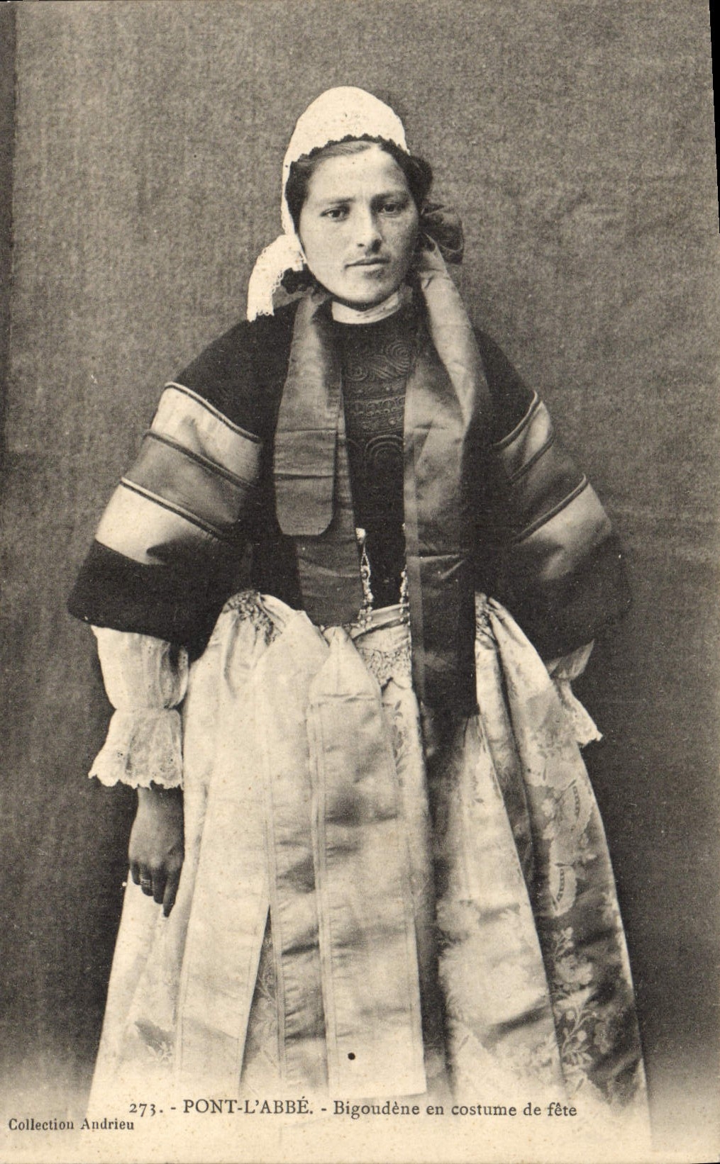 CPA Folklore Pont L'Abbe Bigoudene en costume de fete