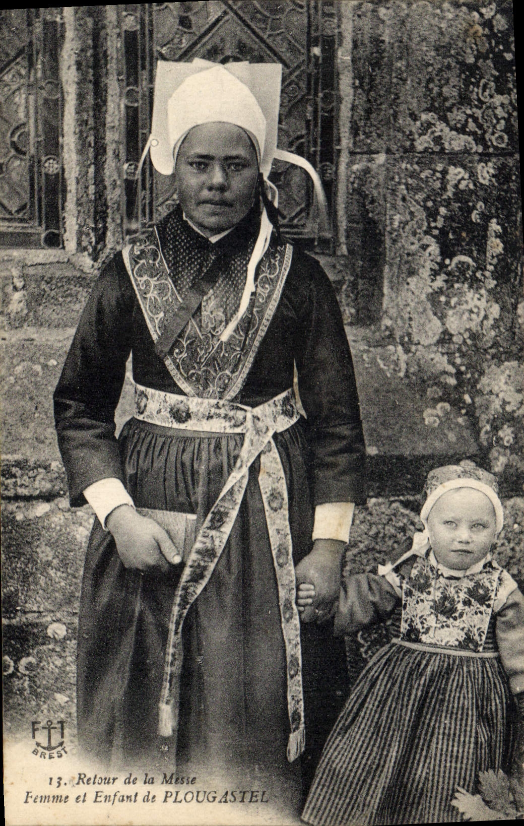 CPA Folklore Retour de la messe Femme et enfant de Plougastel