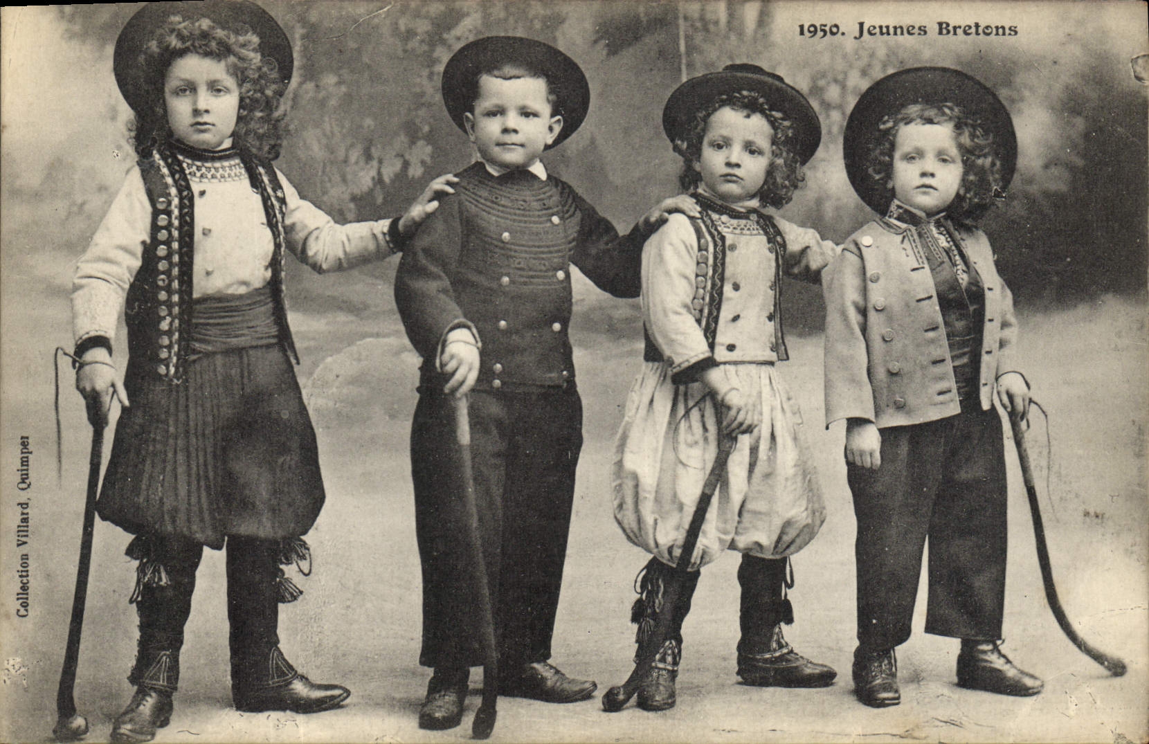 CPA Folklore Jeunes bretons Enfants