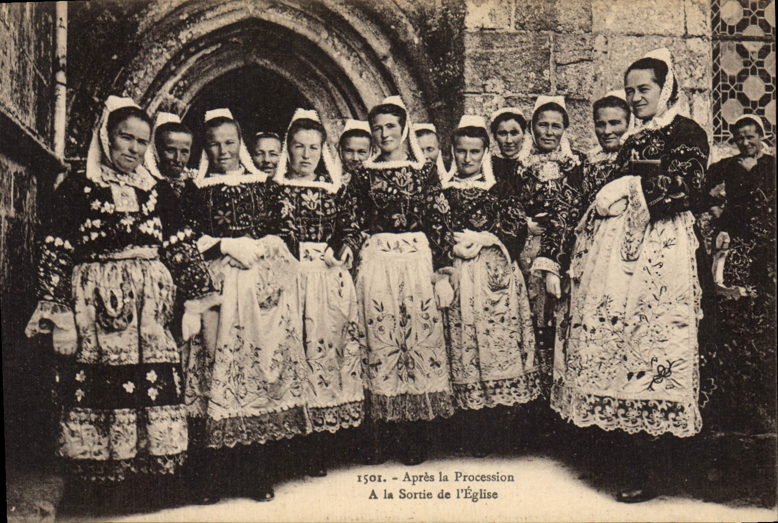 CPA Folklore Apres la procession A la sortie de l'eglise Femmes