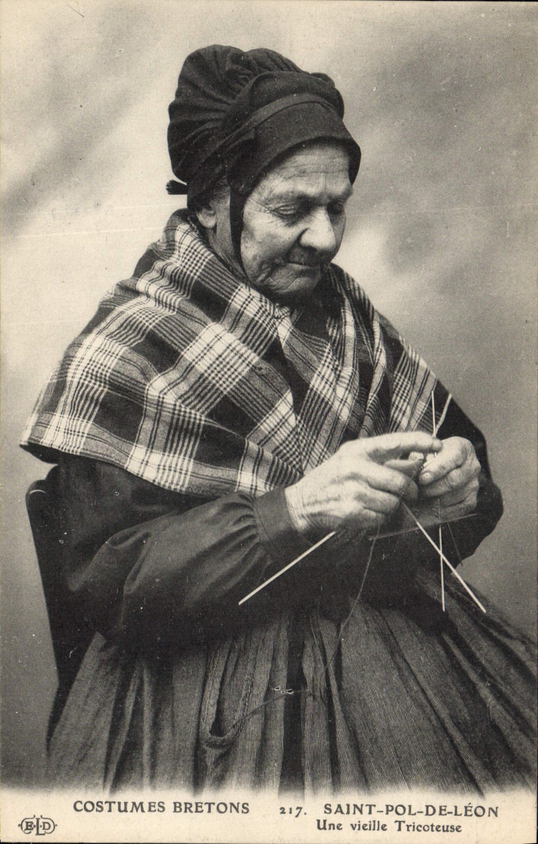 Vintage Postcard Holy Folklore pol. of Leon an old knitter