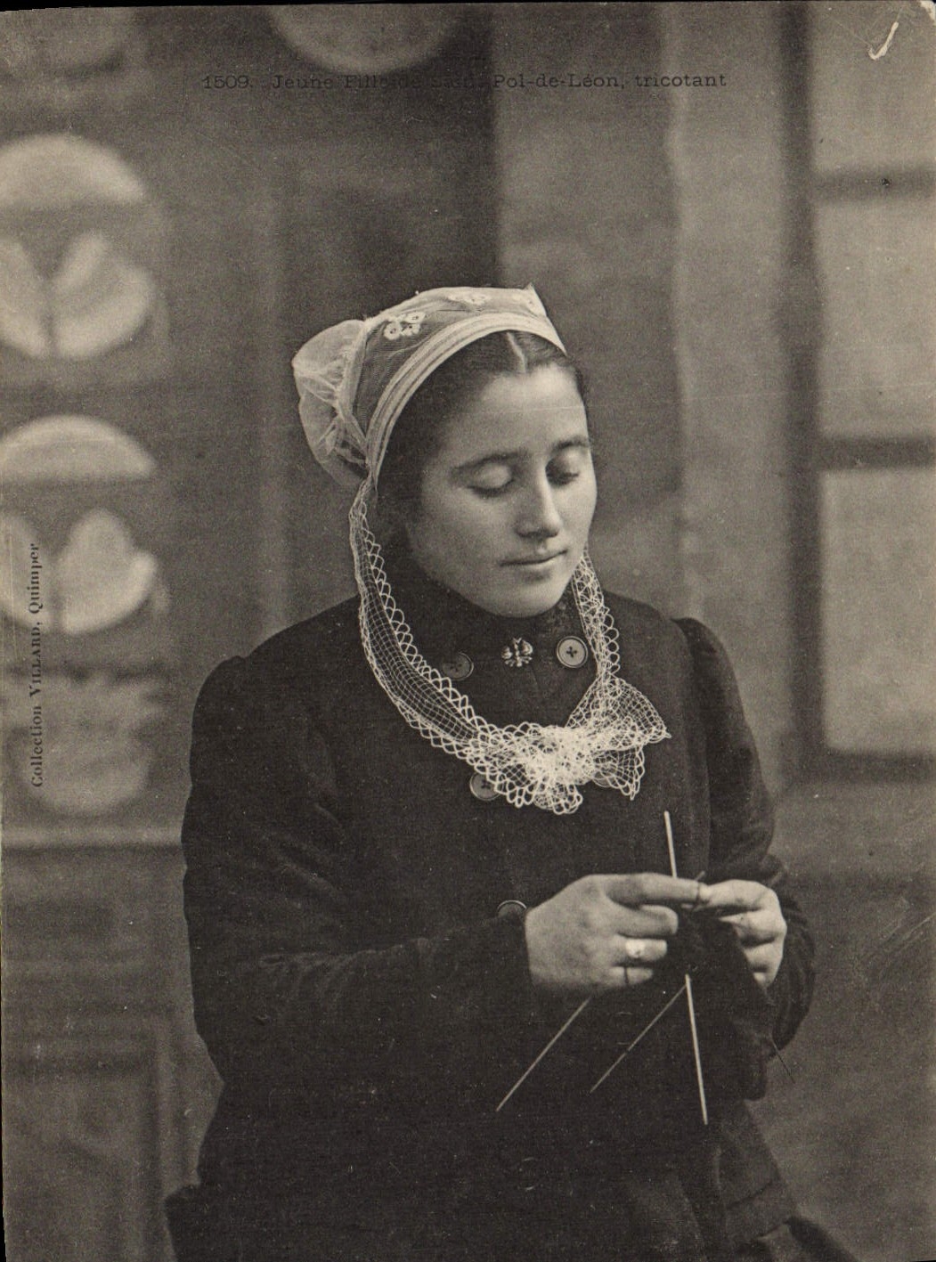 Vintage Postcard Folklore Young girl of Saint pol. of knitting Leon