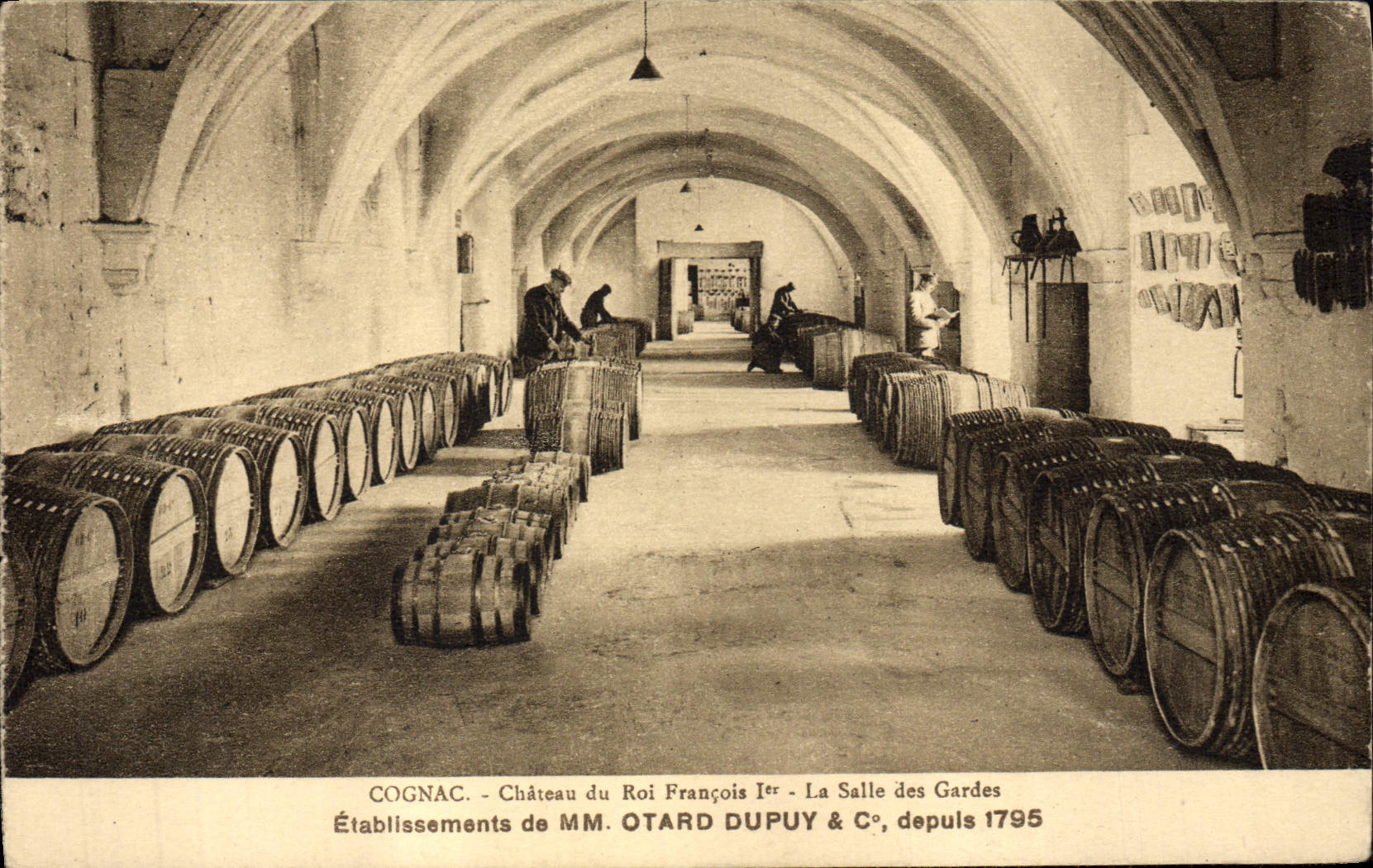 CPA Vin Vendanges Cognac Chateau du roi Francois 1er La salle des gardes Etablissements de MM Otard Dupuy