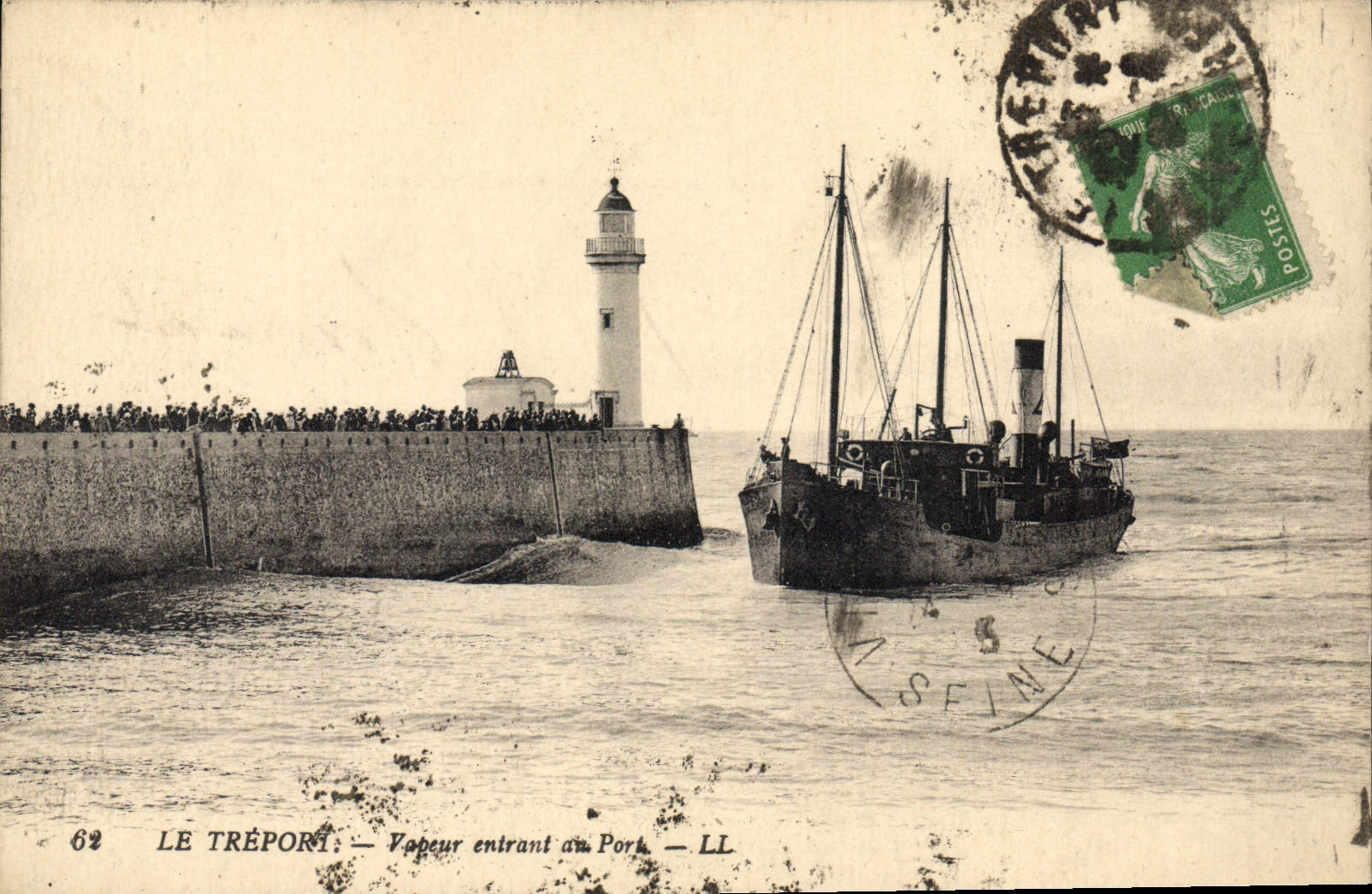Postal PHARE el Treport Vapor que entra al puerto Barco