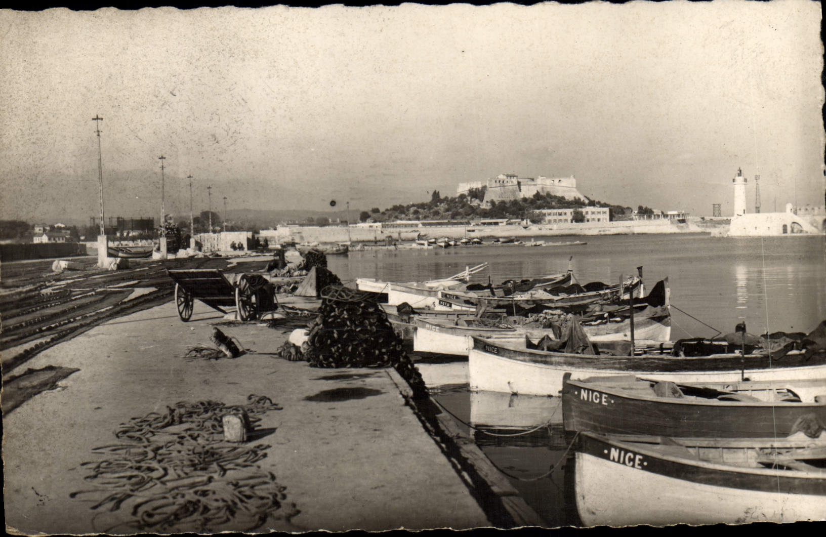 CPM Phare Antibes Le port Bateaux