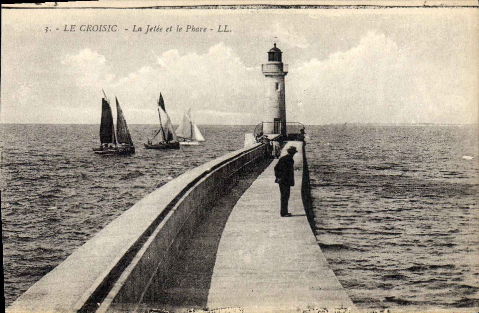 CPA Le Croisic La jetee et le Phare Bateaux