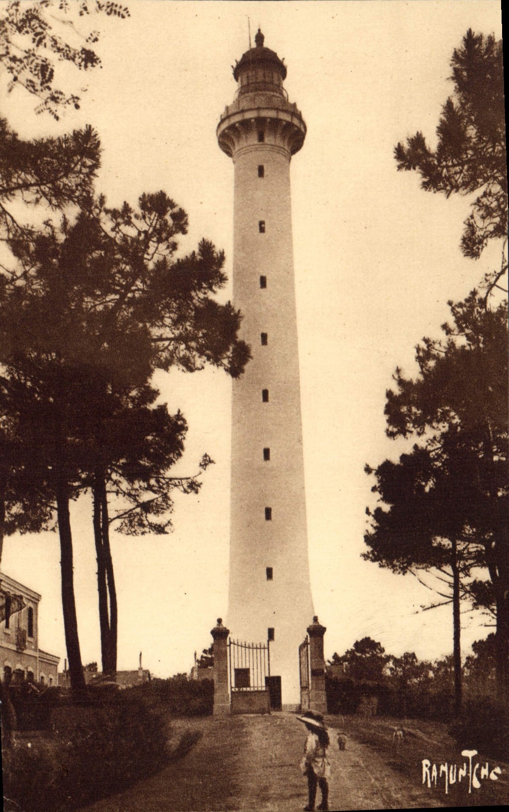 CPA Phare de la Coubre marquant l'entree de la Gironde Enfant