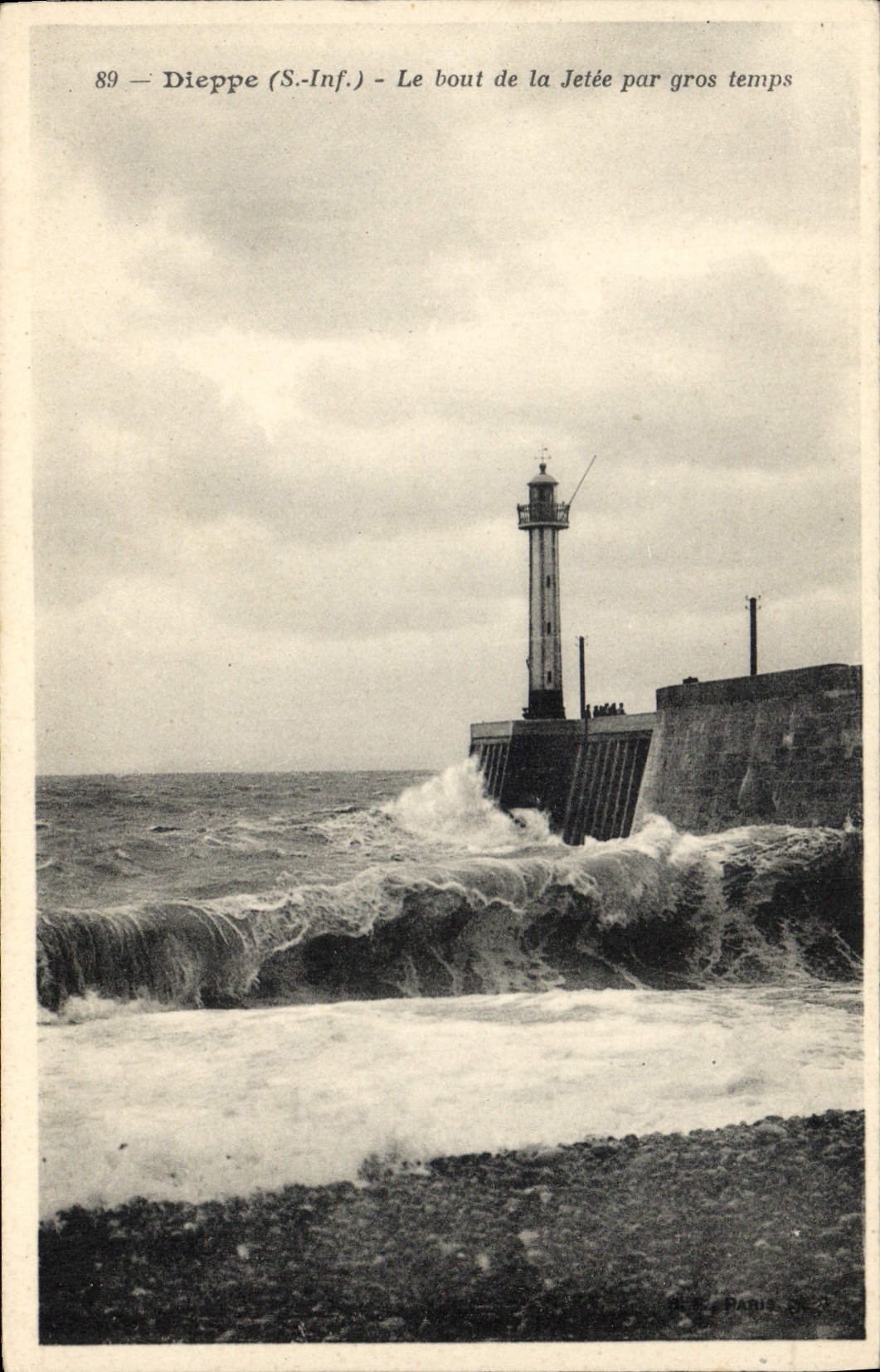 CPA Phare Dieppe Le bout de la jetee par gros temps