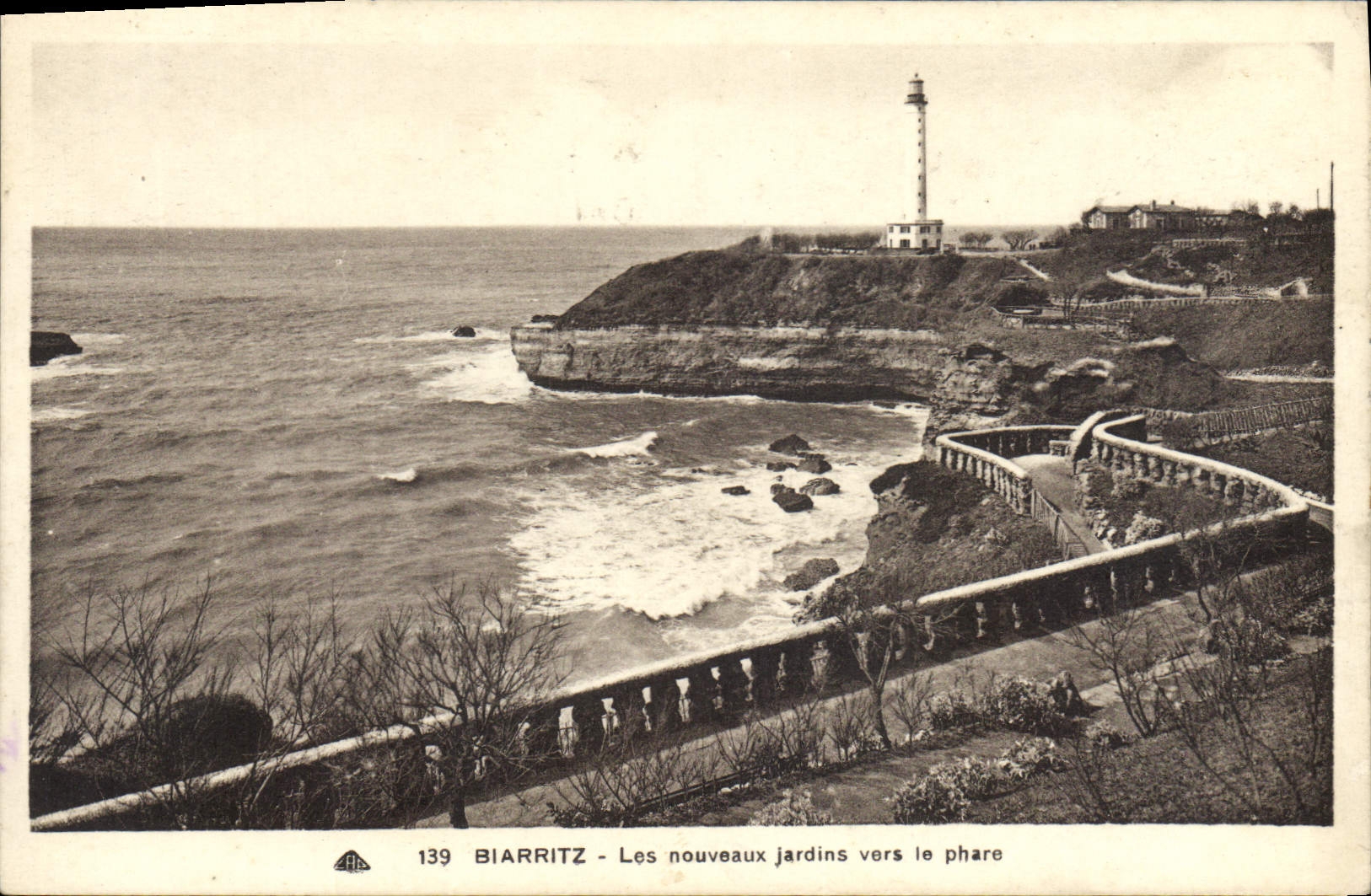CPA Phare Biarritz Les nouveaux jardins vers le phare