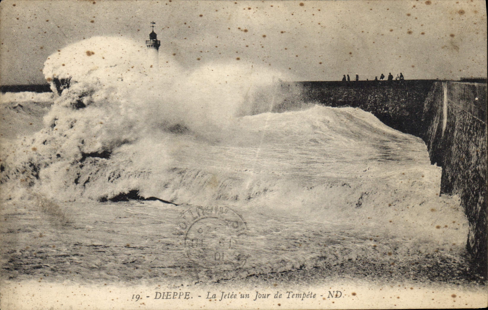CPA Phare Dieppe La jetee un jour de tempete